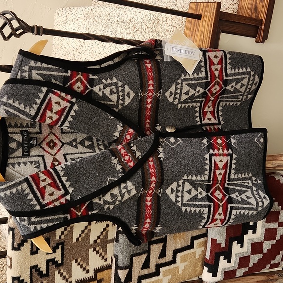 Fantastic NWT Pendleton Wool Crossroads Native American Design Vest ♥️🖤 - Picture 2 of 16